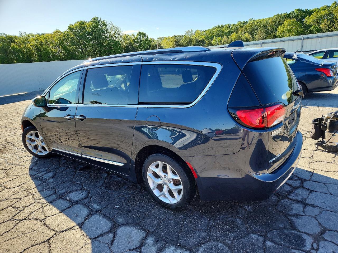 2020 Chrysler Pacifica Limited - Image 2
