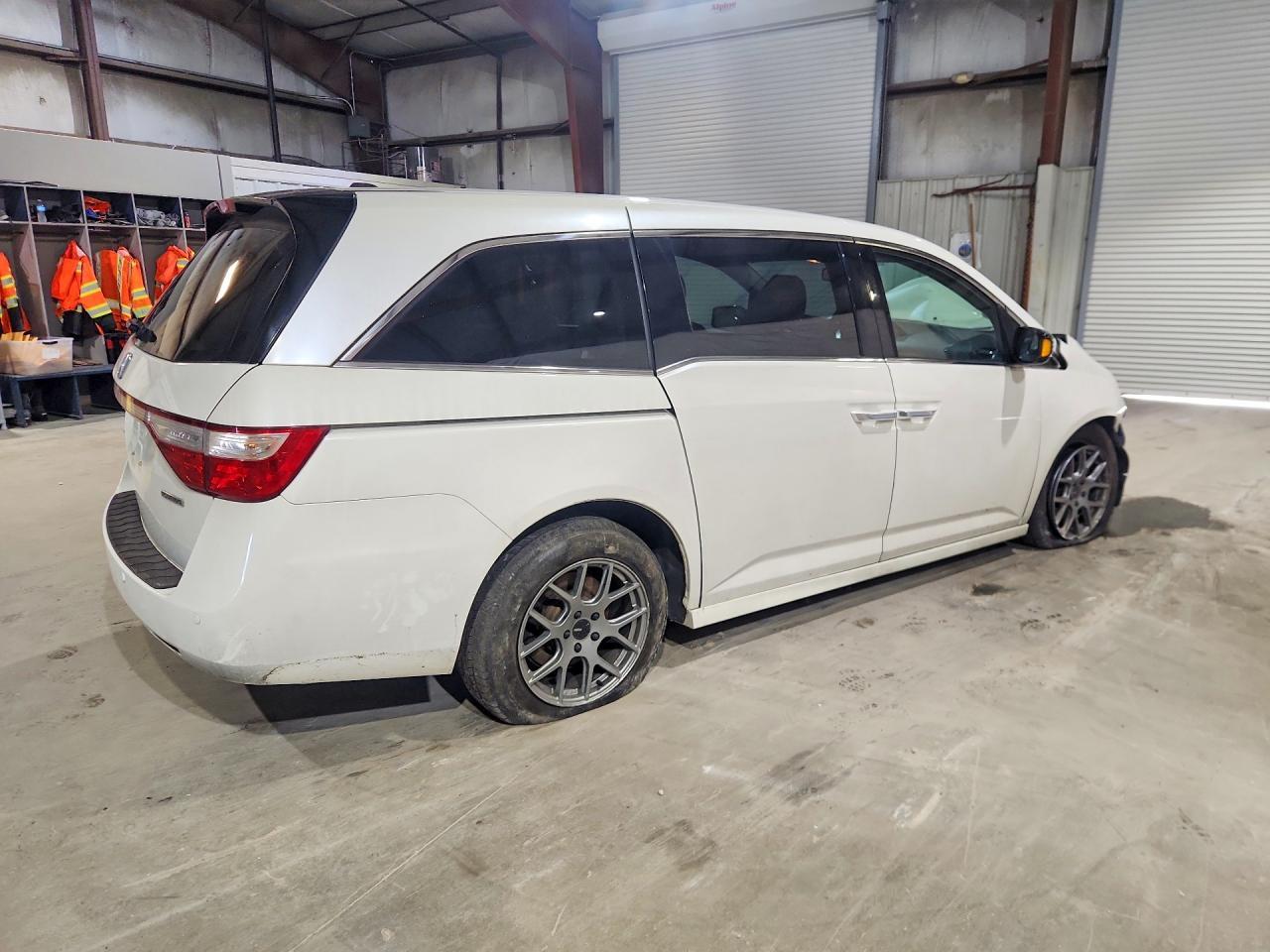 2013 Honda Odyssey Touring - Image 3