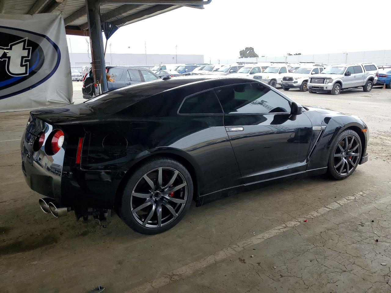 2016 Nissan Gt-R Premium - Image 3