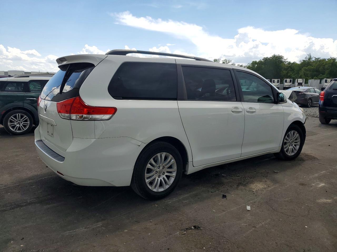 2014 Toyota Sienna Xle 8-Passenger - Image 3