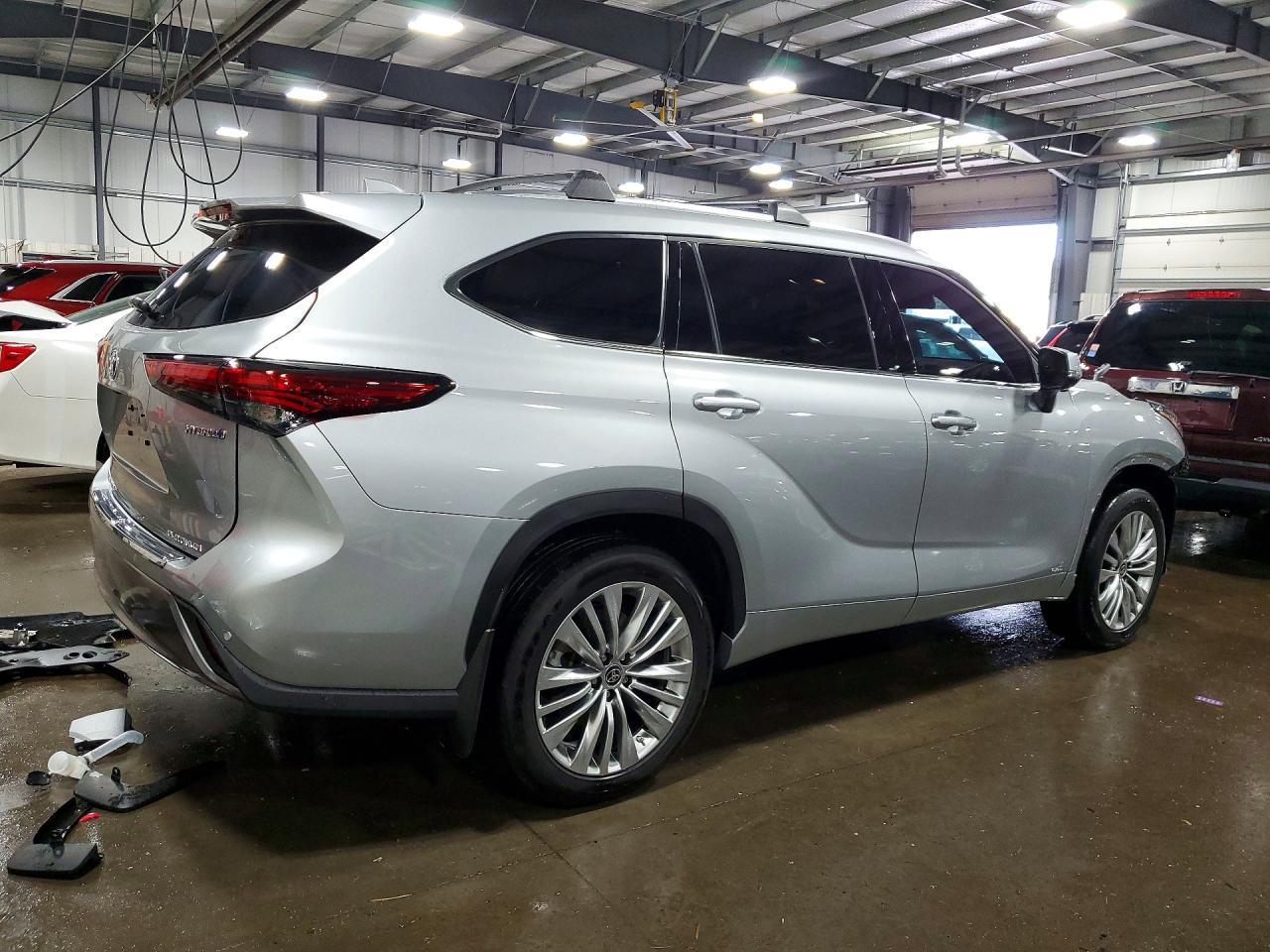 2023 Toyota Highlander Hybrid Platinum - Фото 3