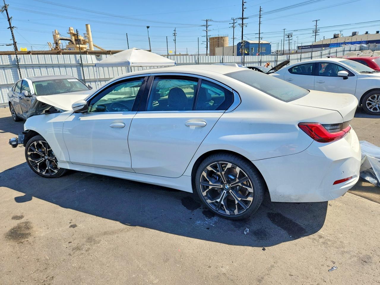 2025 BMW 330I - Фото 2