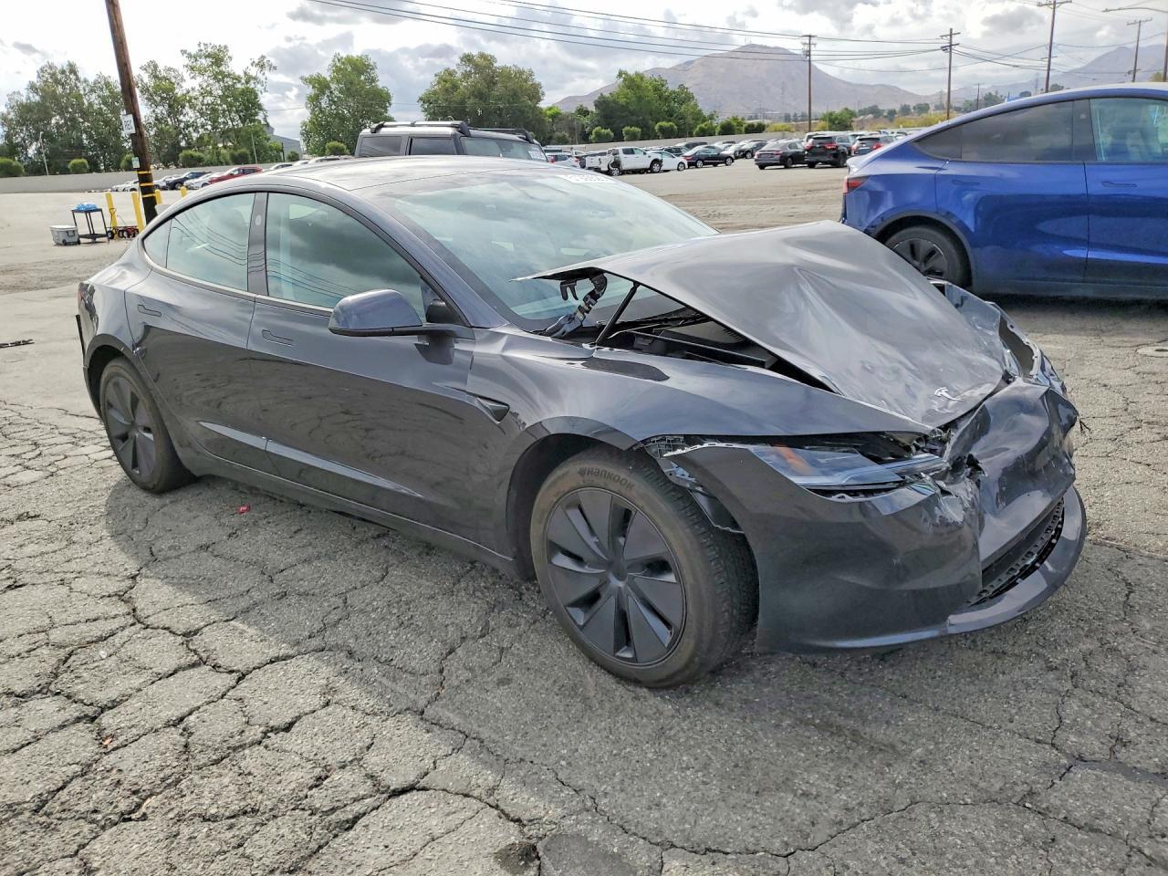 2025 Tesla Model 3 - Фото 4