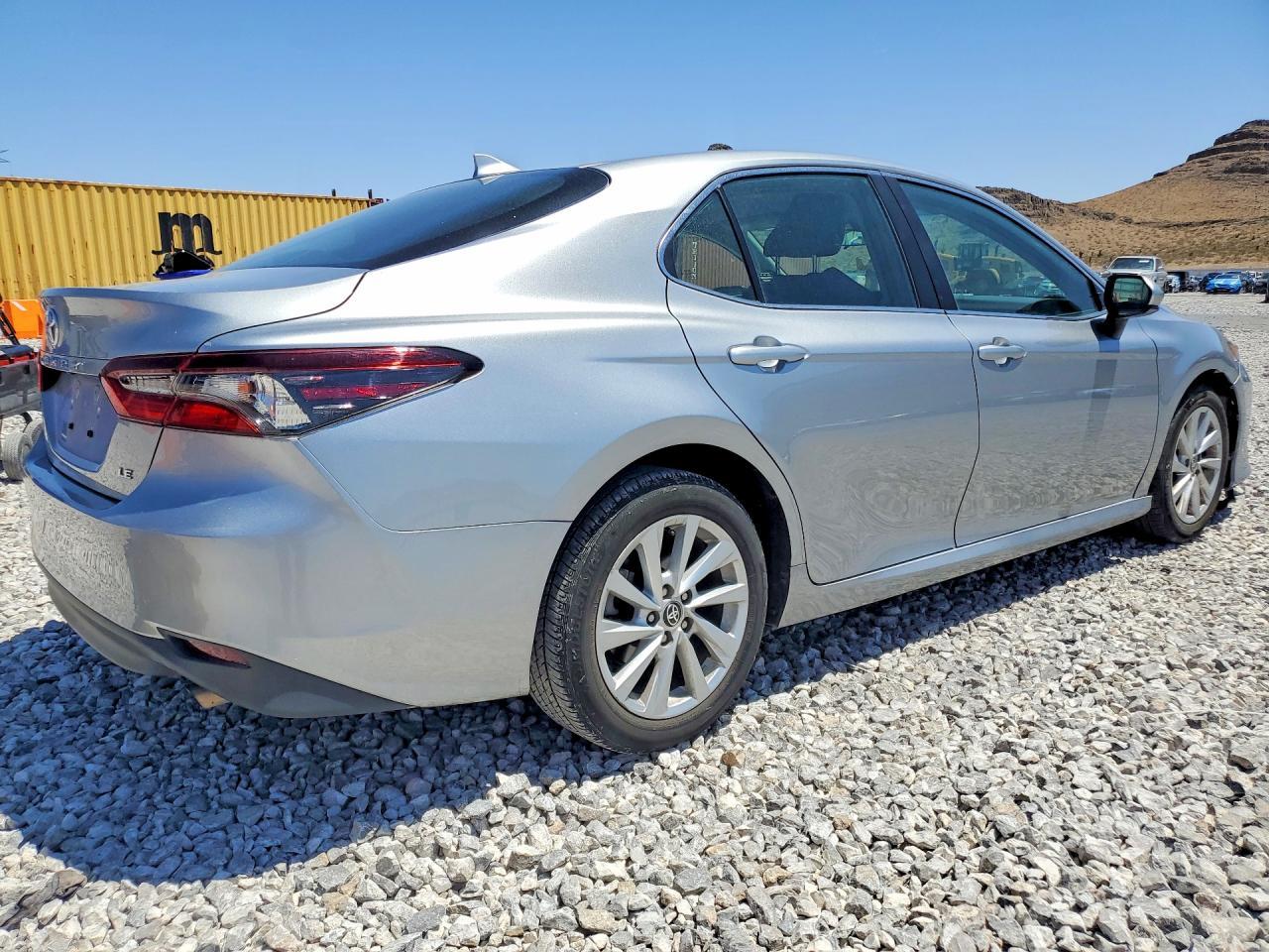 2023 Toyota Camry Le - Фото 3