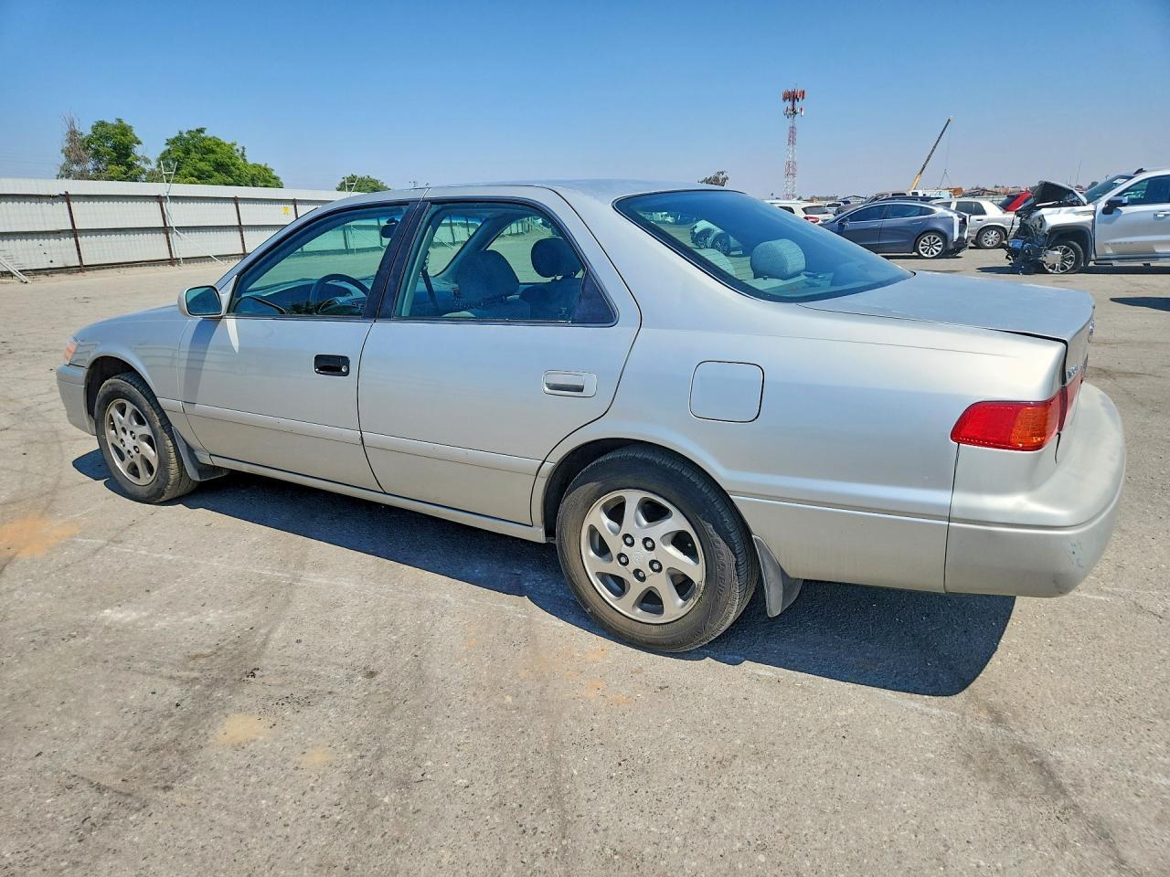 2001 Toyota Camry Le V6 - Фото 2