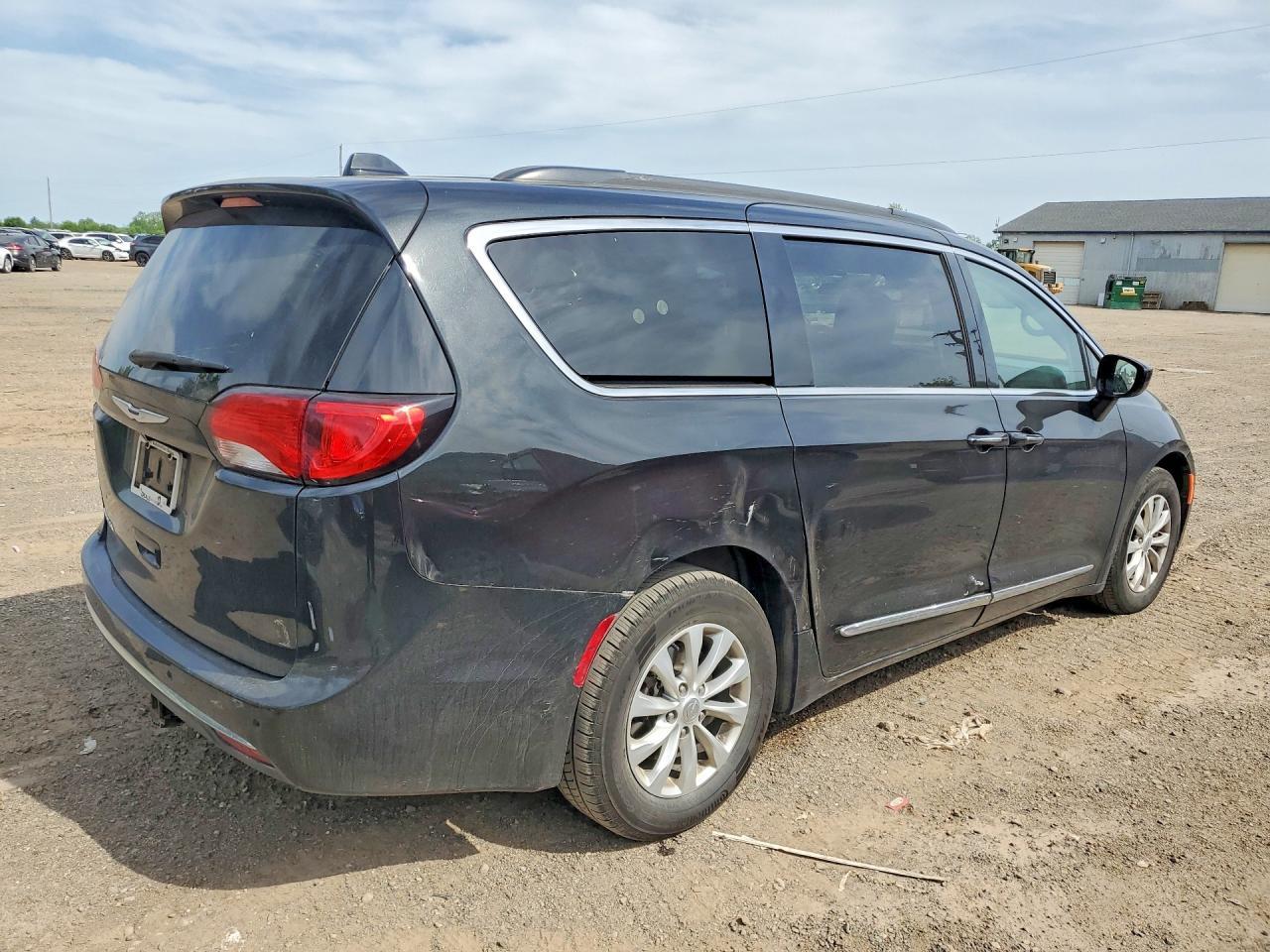 2017 Chrysler Pacifica Touring L - Фото 3