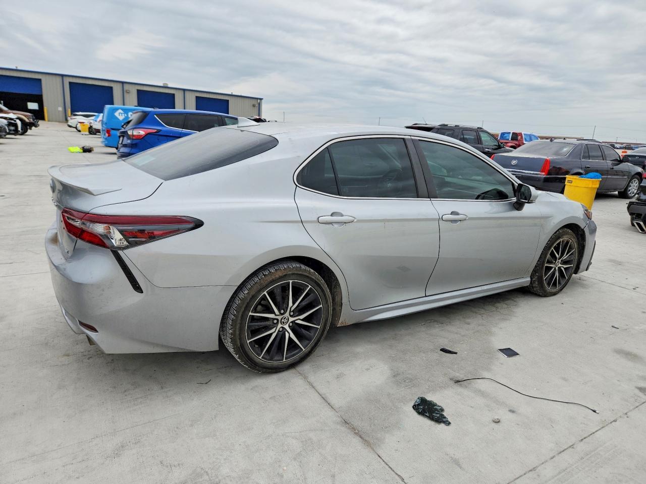 2022 Toyota Camry Se - Фото 3