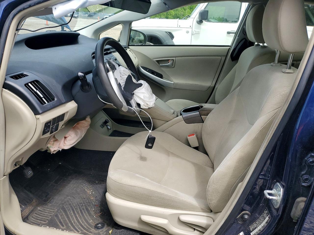 2015 Toyota Prius Two - Фото 7