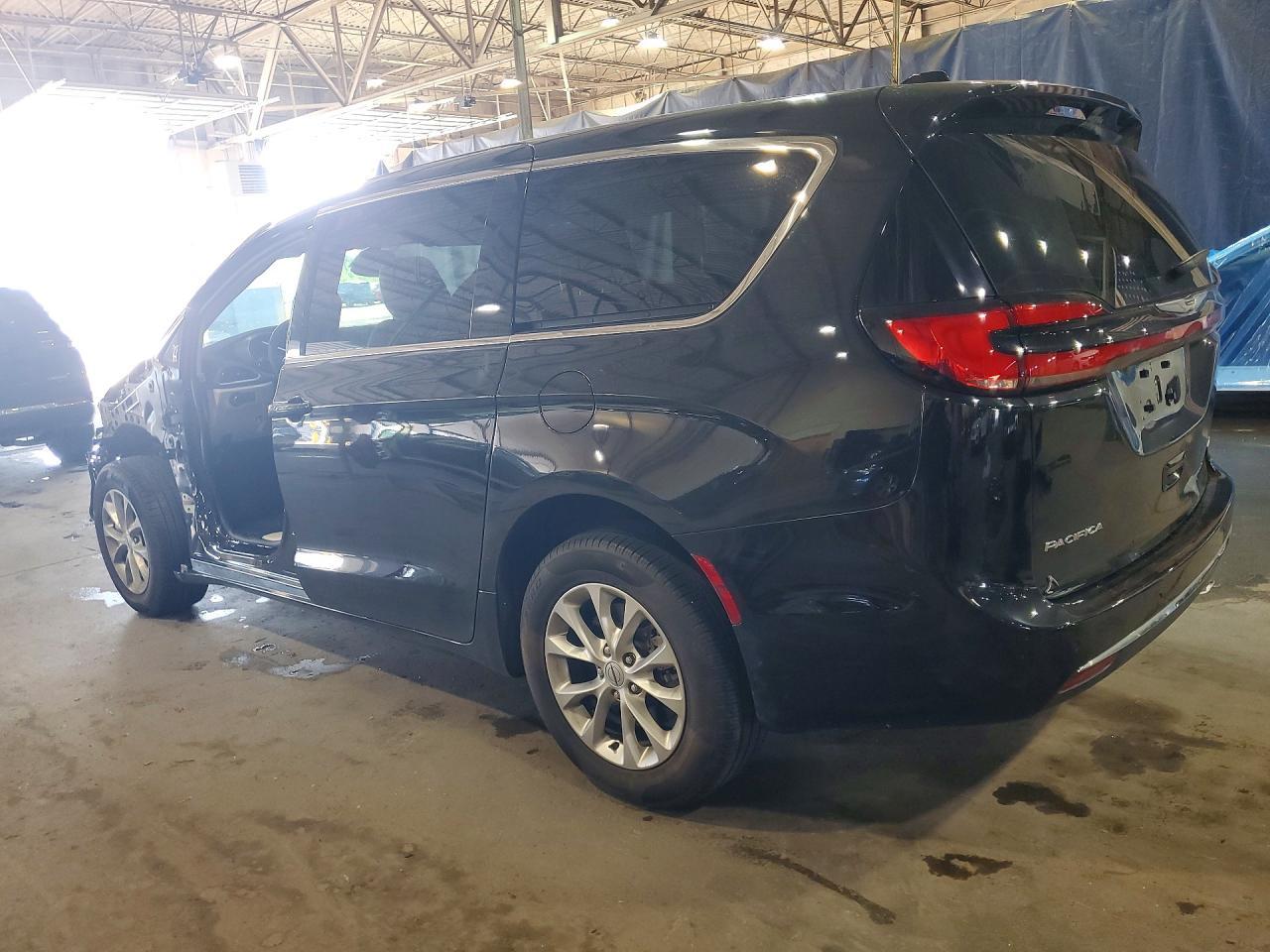 2023 Chrysler Pacifica Touring L - Image 2