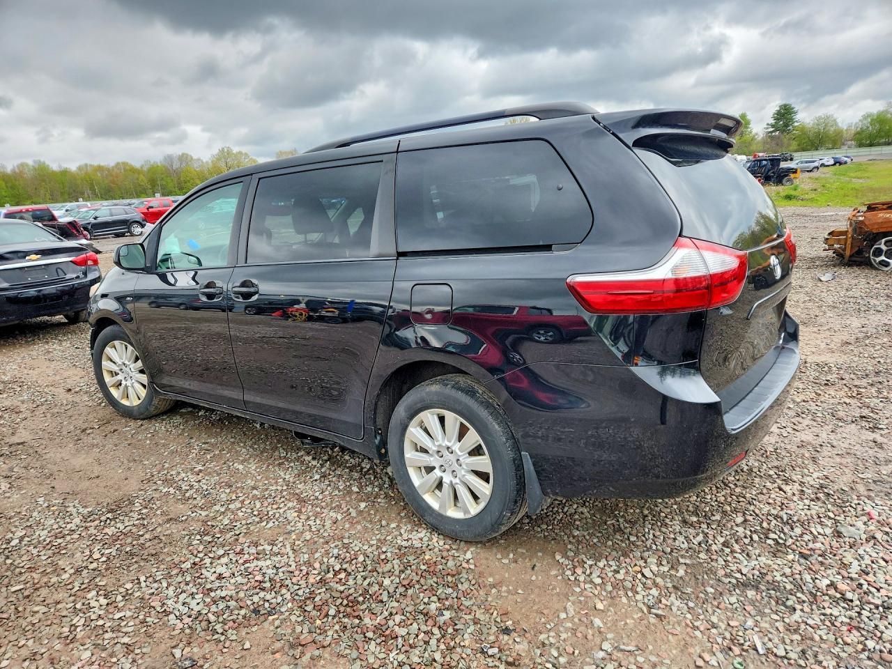 2017 Toyota Sienna Le - Фото 2