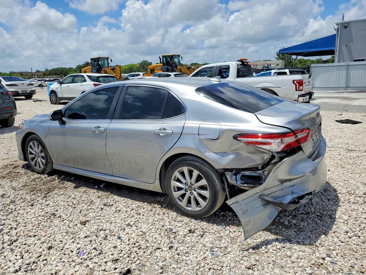 2020 Toyota Camry Le - Фото 2