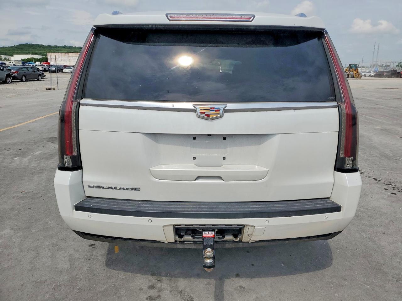2016 Cadillac Escalade Luxury - Image 6