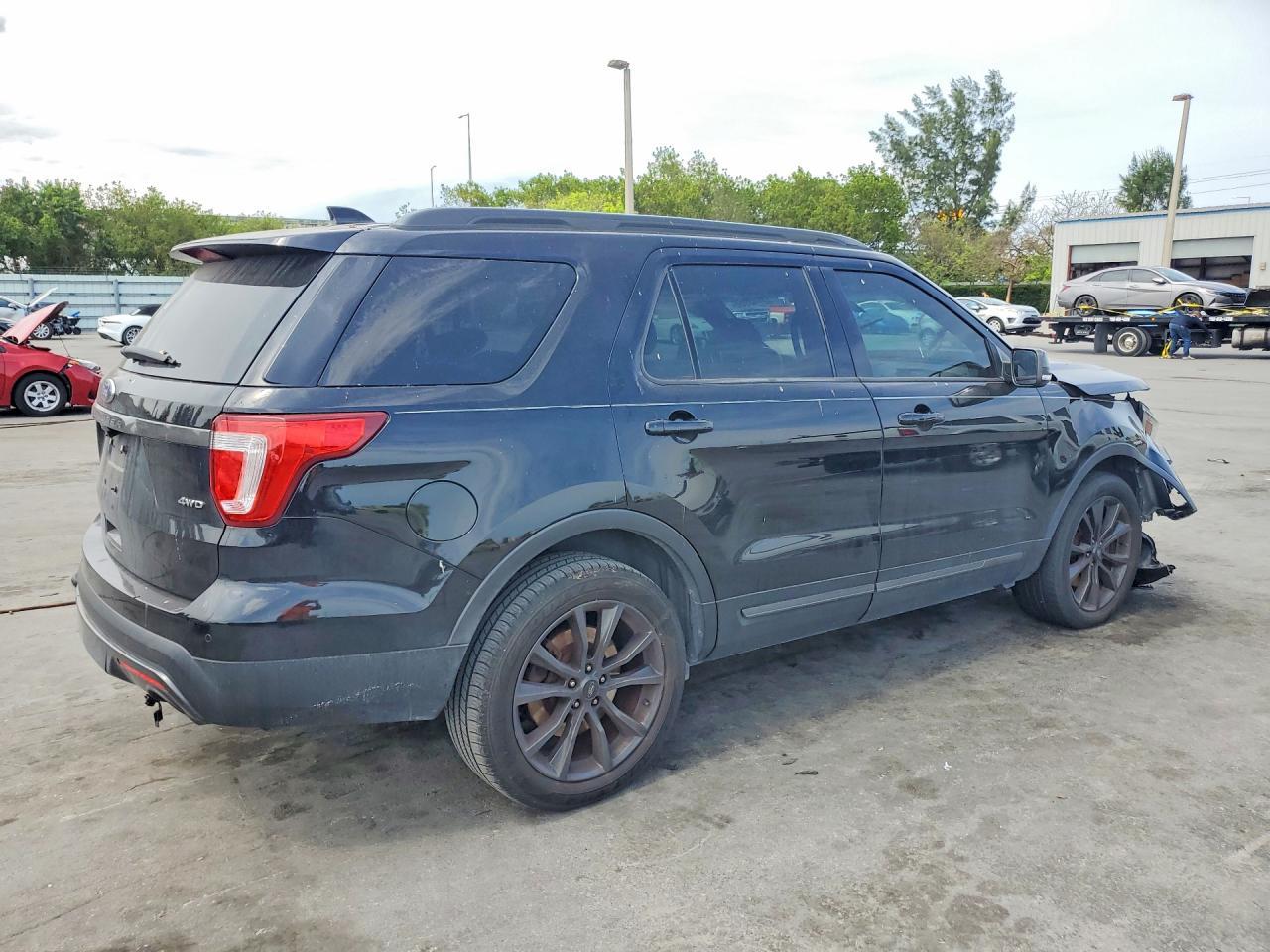 2017 Ford Explorer Xlt - Image 3