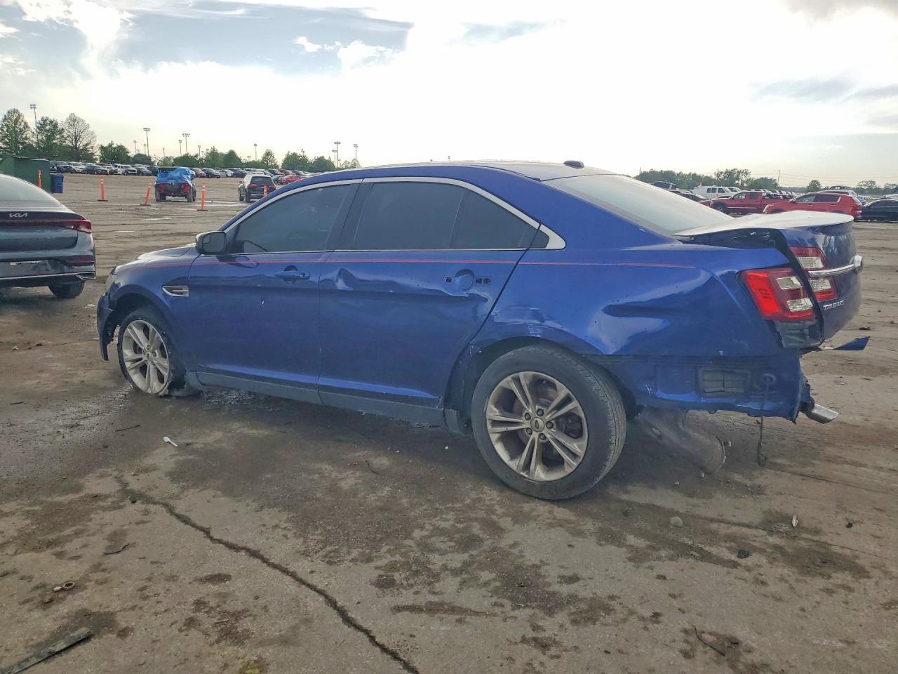2015 Ford Taurus - Фото 2
