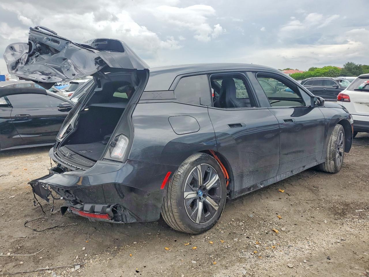 2025 BMW Ix xDrive50 - Фото 3