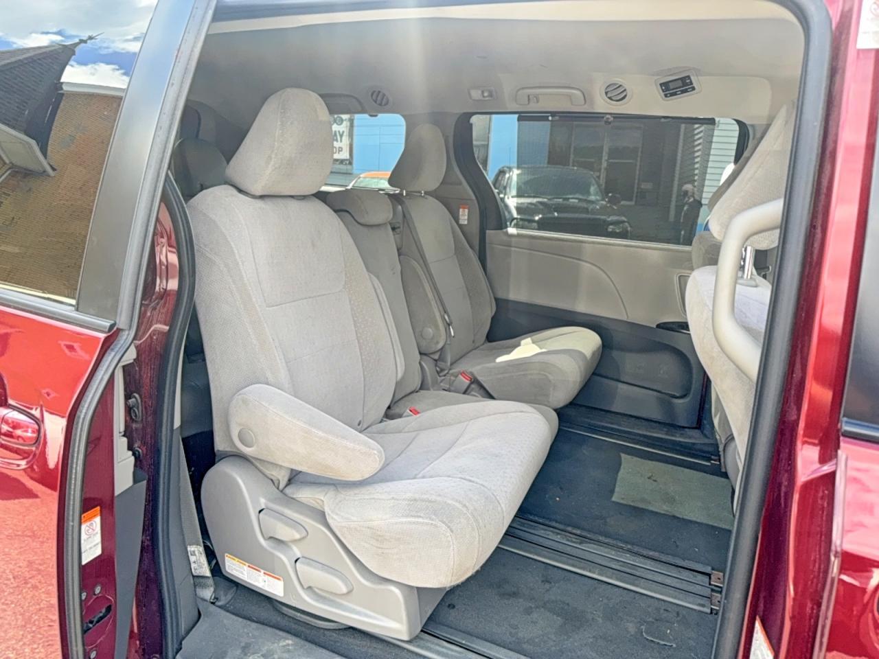 2020 Toyota Sienna Le 8-Passenger - Image 6