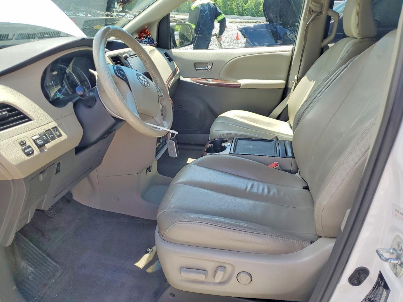 2014 Toyota Sienna Xle 8-Passenger - Image 7