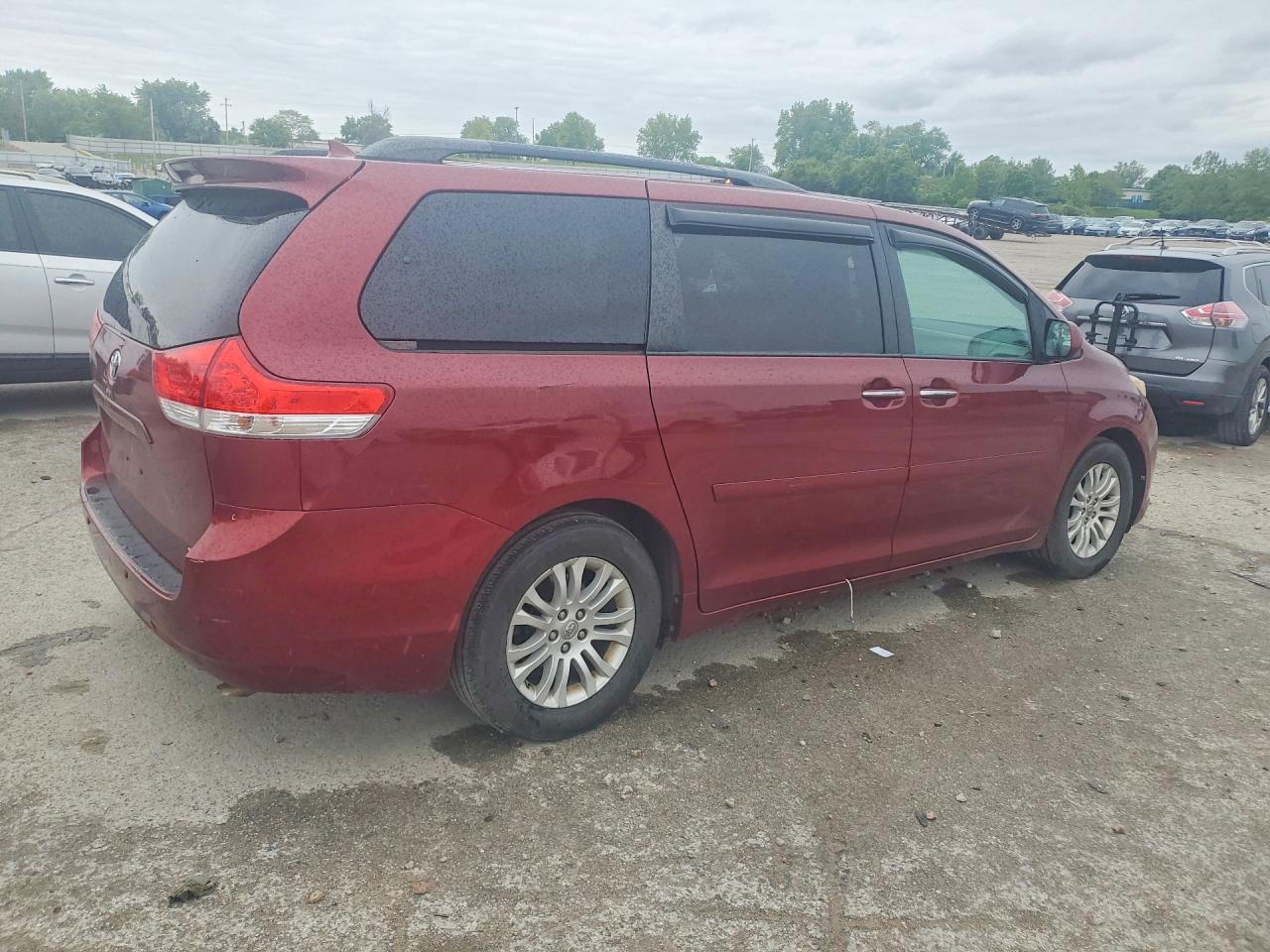 2013 Toyota Sienna - Фото 3