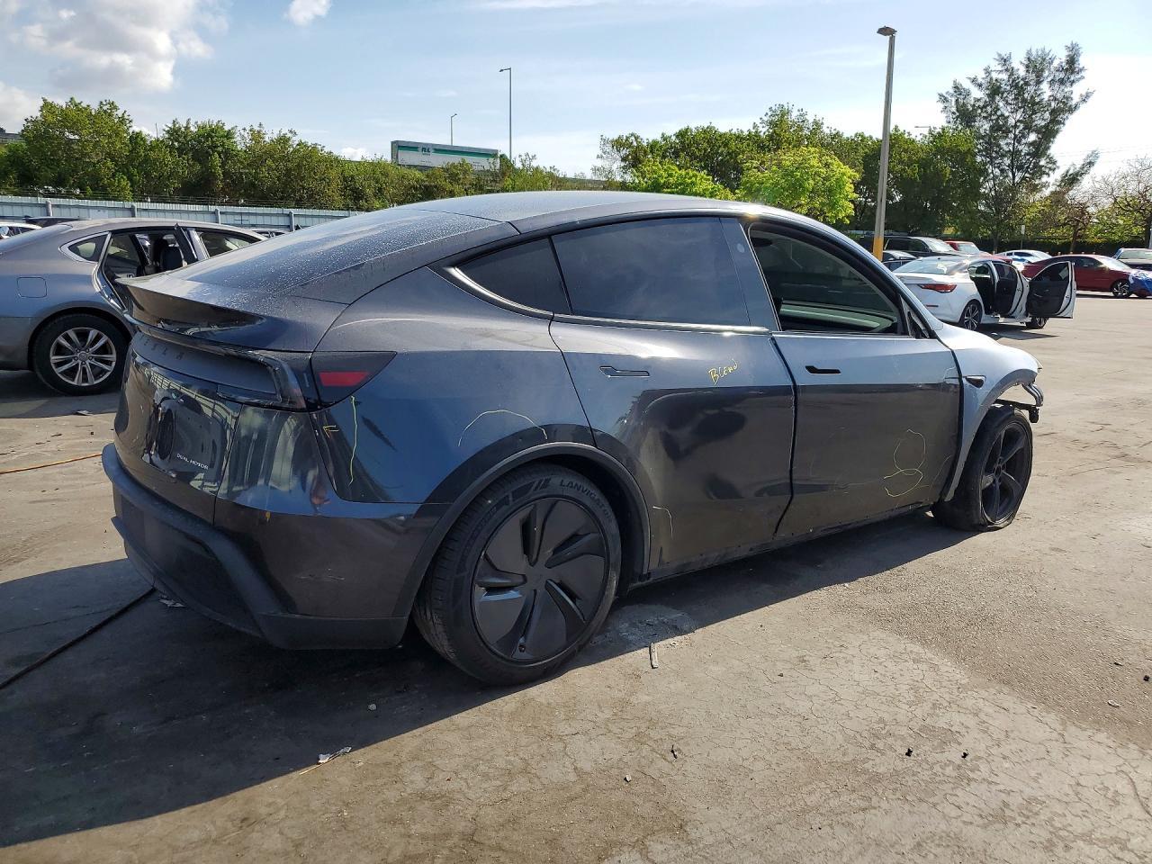 2026 Tesla Model Y - Фото 3