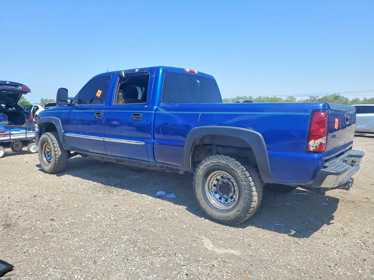2004 GMC Sierra K2500 Heavy Duty - Image 2