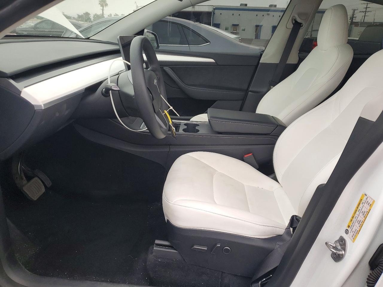 2025 Tesla Model Y - Фото 7