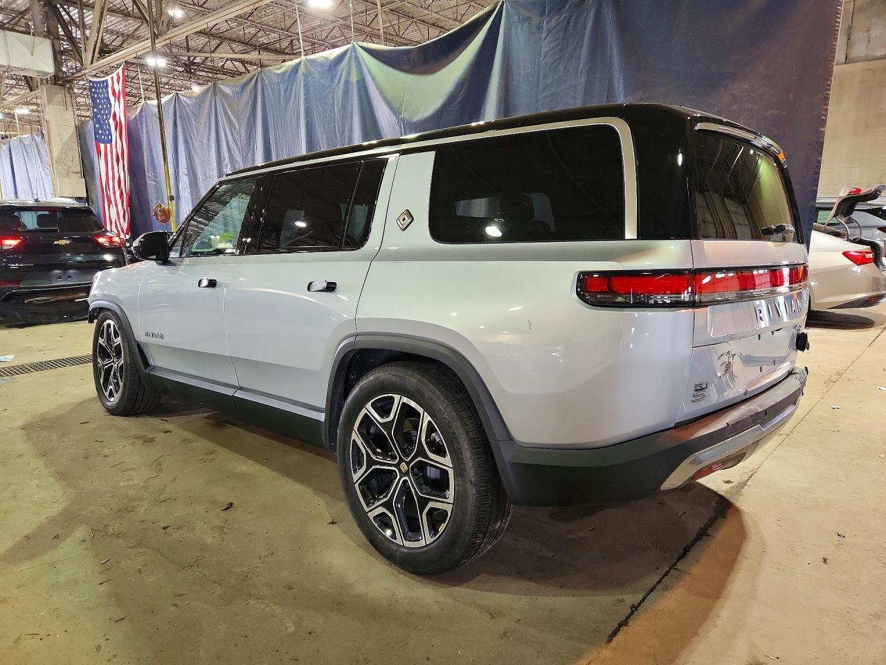 2025 Rivian R1S Adventure - Фото 2