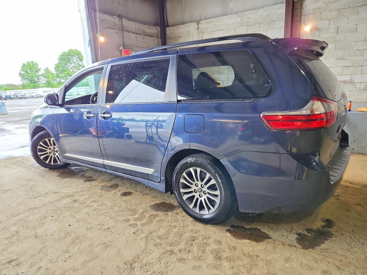 2018 Toyota Sienna Xle 8-Passenger - Фото 2