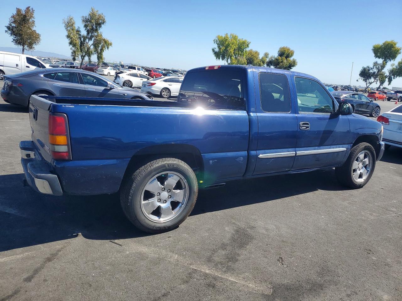 2004 GMC New Sierra C1500 - Image 3
