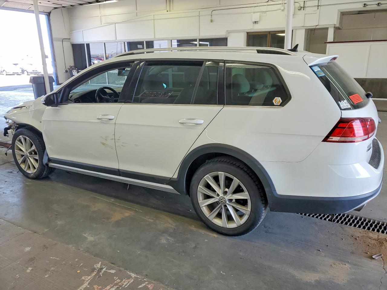 2018 Volkswagen Golf Alltrack S - Image 2