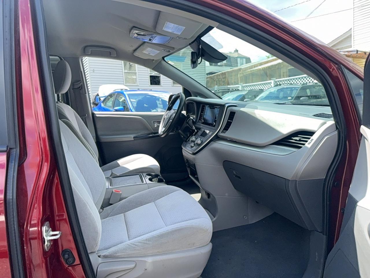 2020 Toyota Sienna Le 8-Passenger - Image 5