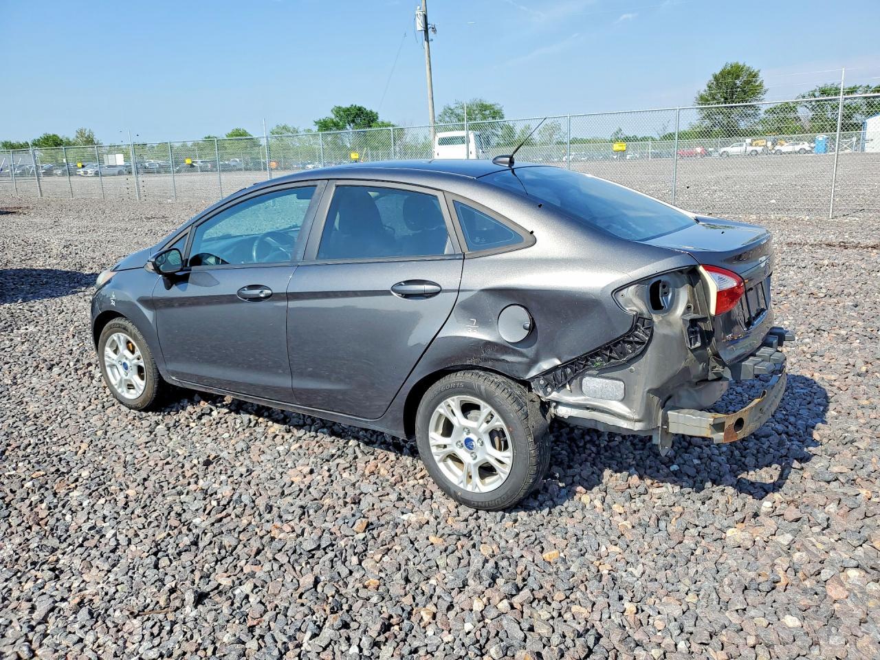 2015 Ford Fiesta Se - Image 2