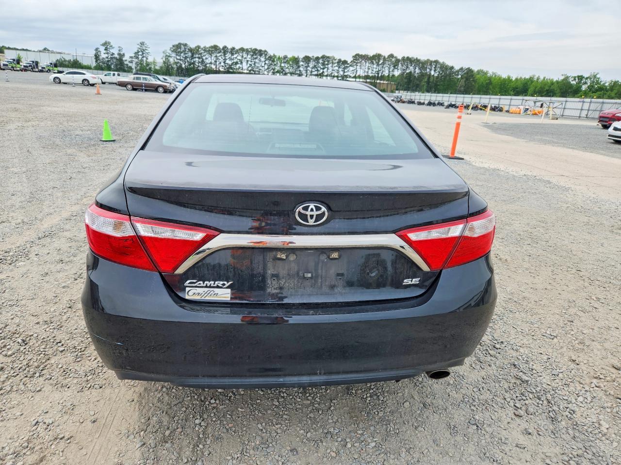 2017 Toyota Camry Se - Фото 6