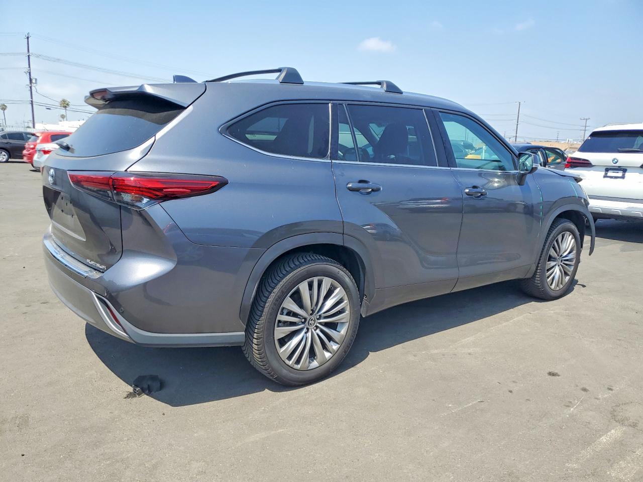 2021 Toyota Highlander Platinum - Image 3