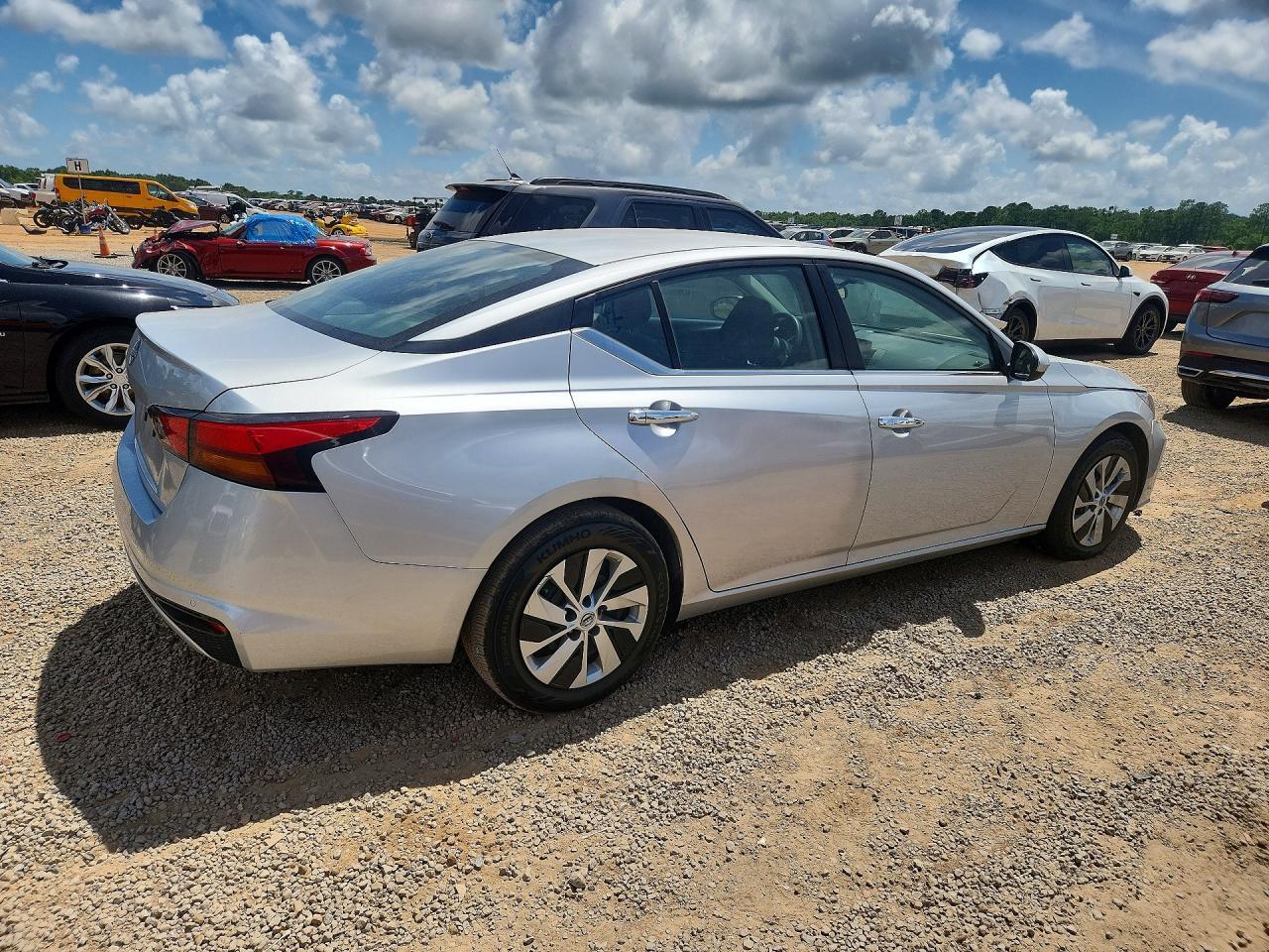 2023 Nissan Altima S - Фото 3