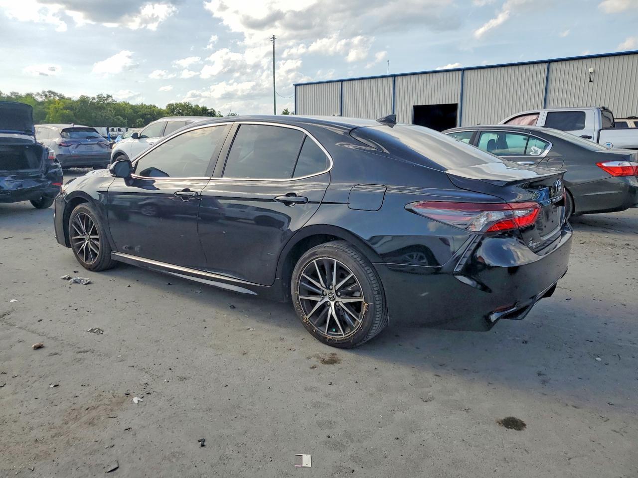 2022 Toyota Camry Se - Фото 2