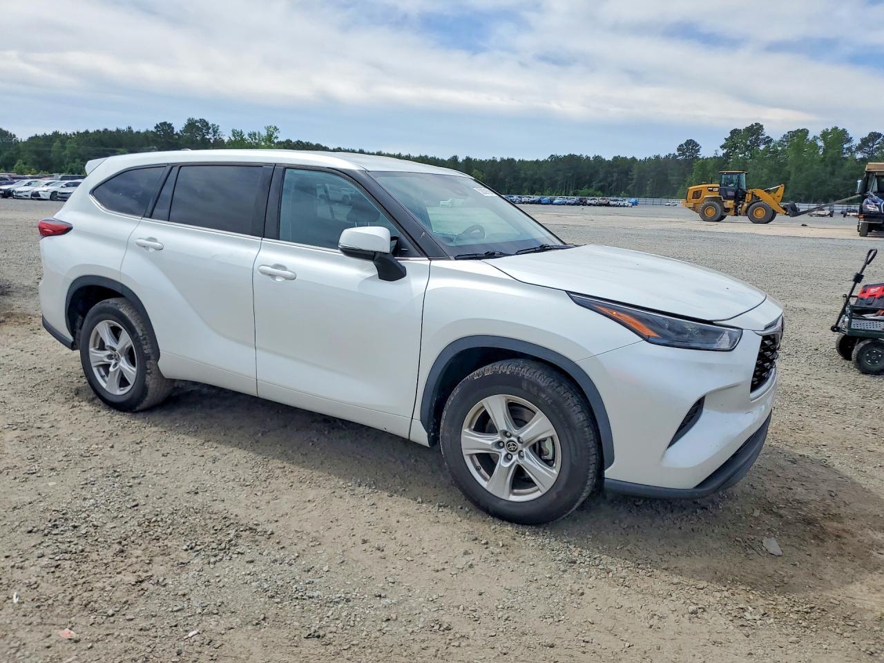 2022 Toyota Highlander L - Image 4
