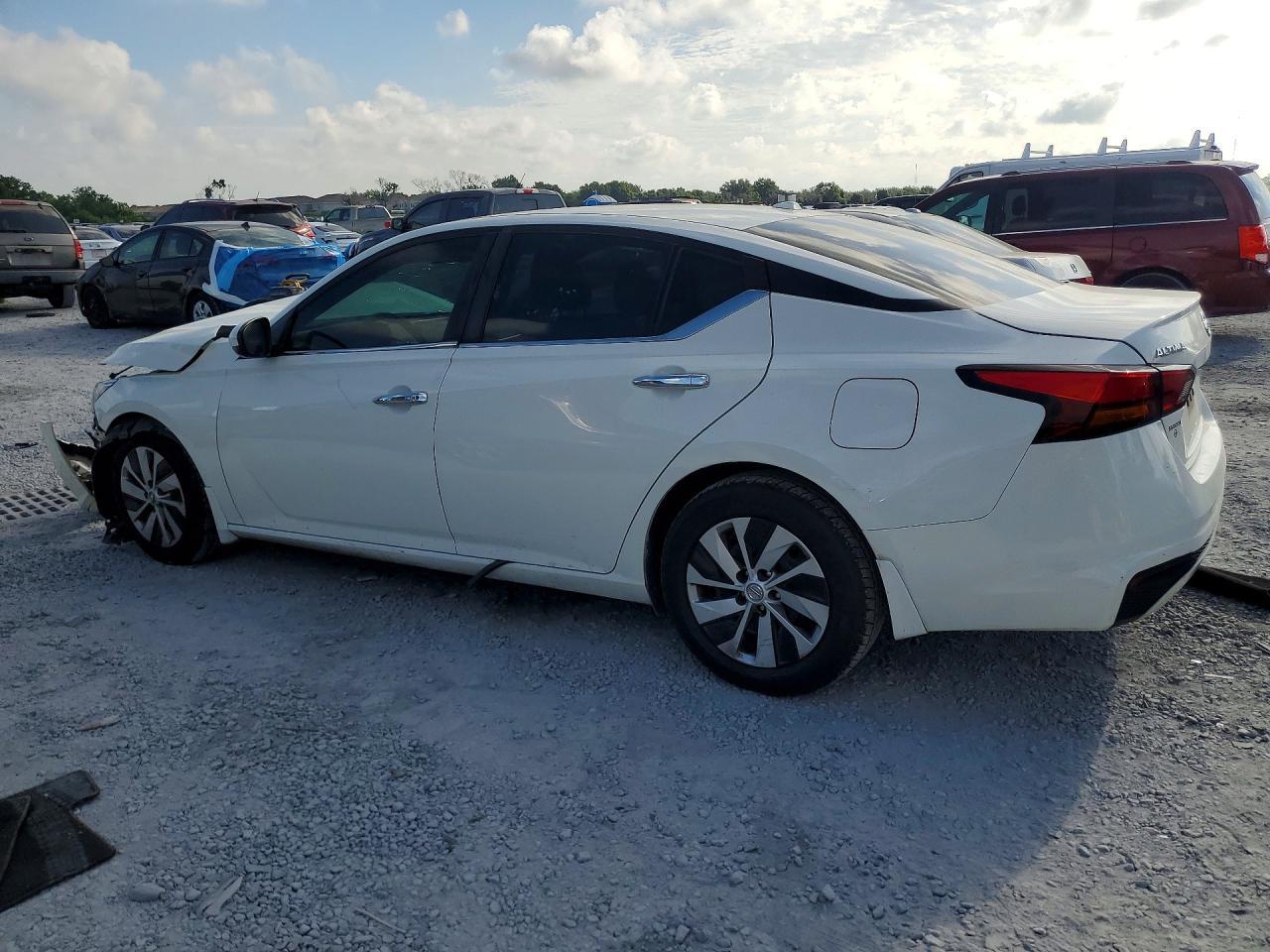 2020 Nissan Altima S - Фото 2