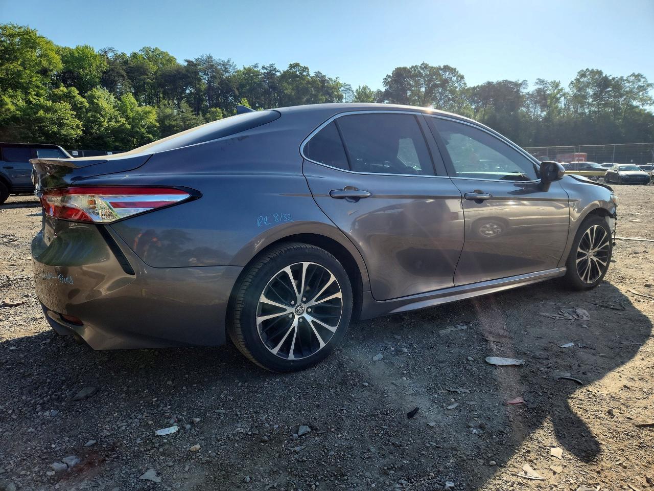 2020 Toyota Camry Se - Фото 3