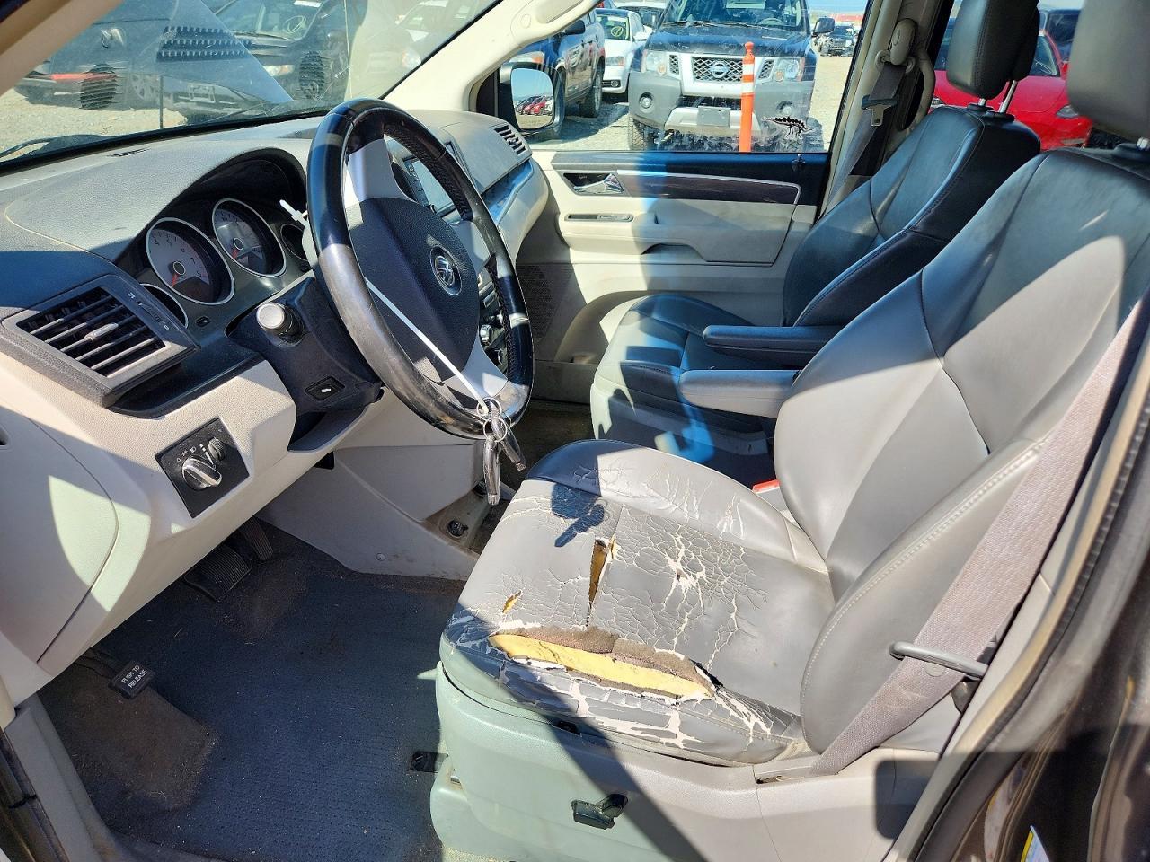 2010 Volkswagen Routan Se - Image 7
