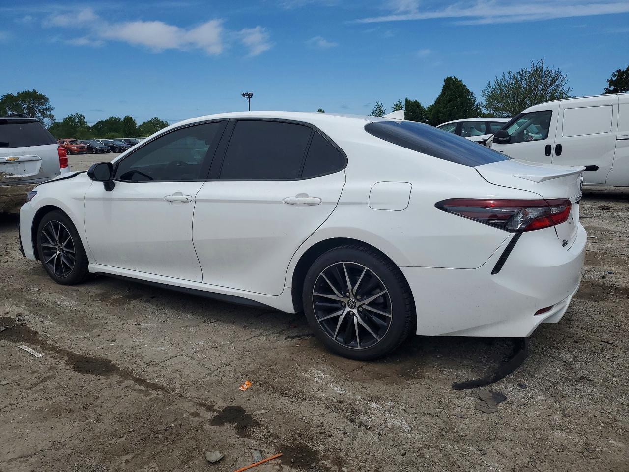 2022 Toyota Camry Se - Фото 2