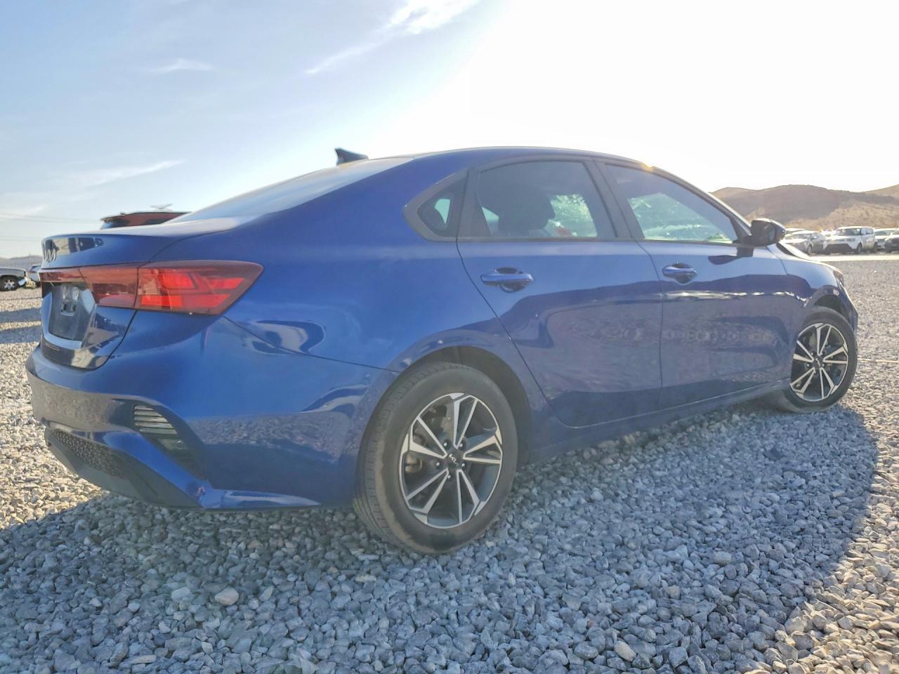 2023 Kia Forte Lxs - Image 3