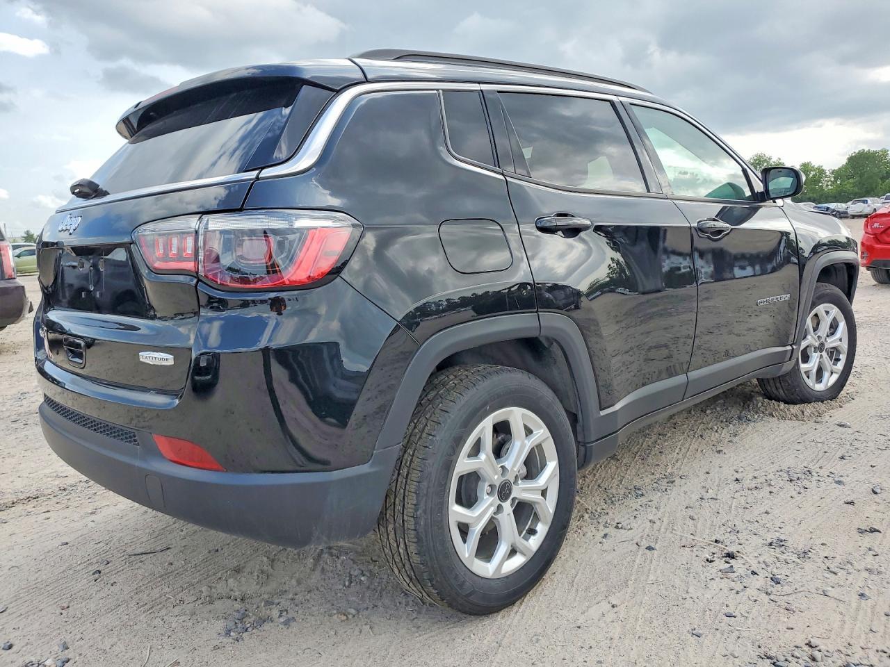 2025 Jeep Compass Latitude - Фото 3