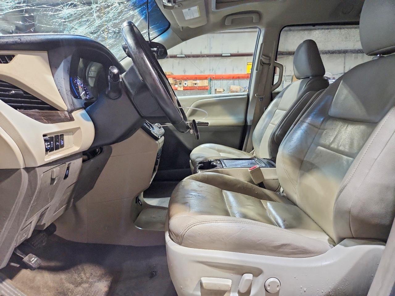 2017 Toyota Sienna Xle Premium 8-Passenger - Image 7