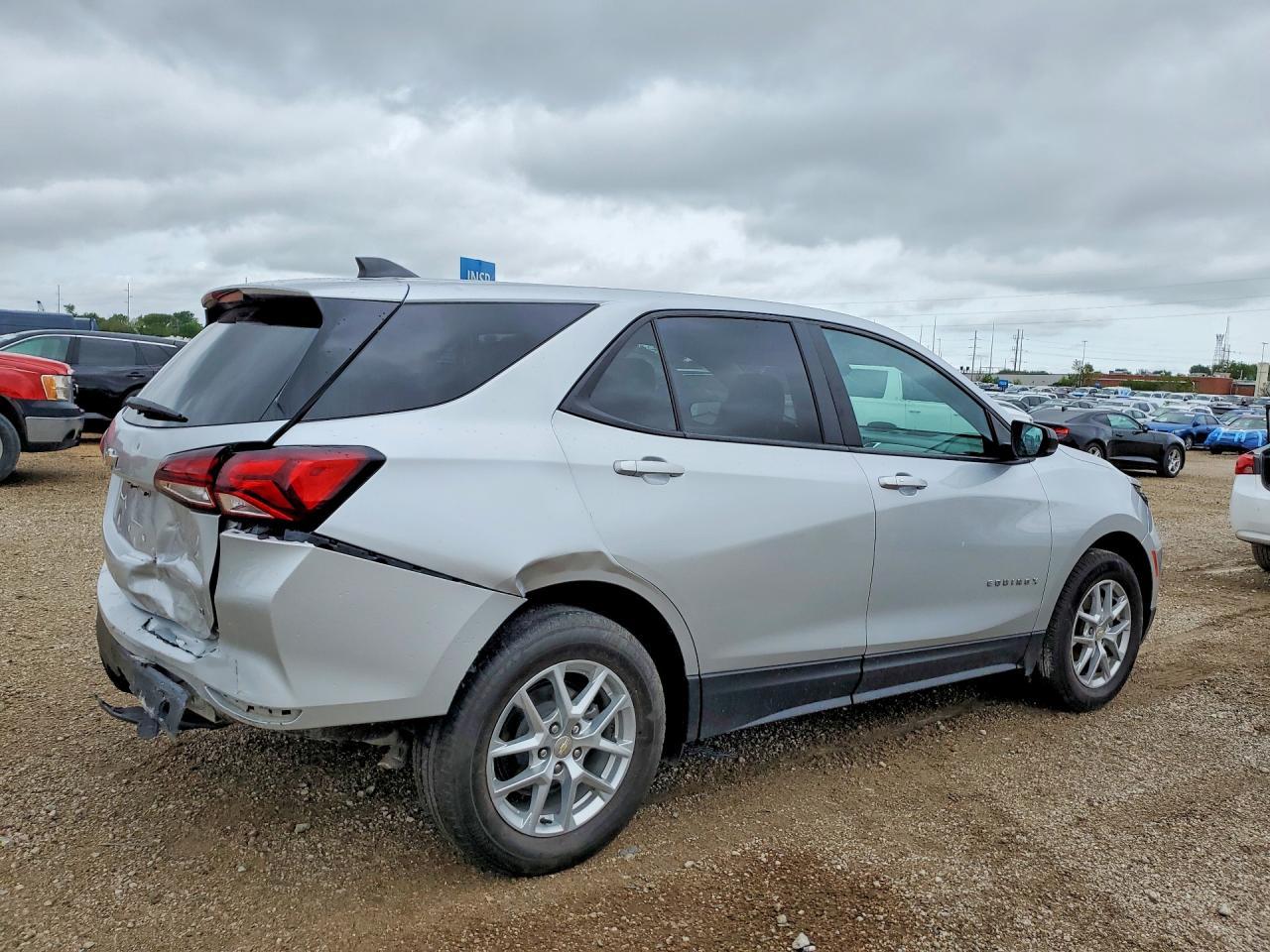 2022 Chevrolet Equinox Ls - Фото 3