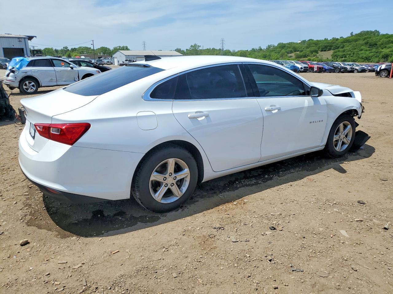 2022 Chevrolet Malibu Ls - Фото 3