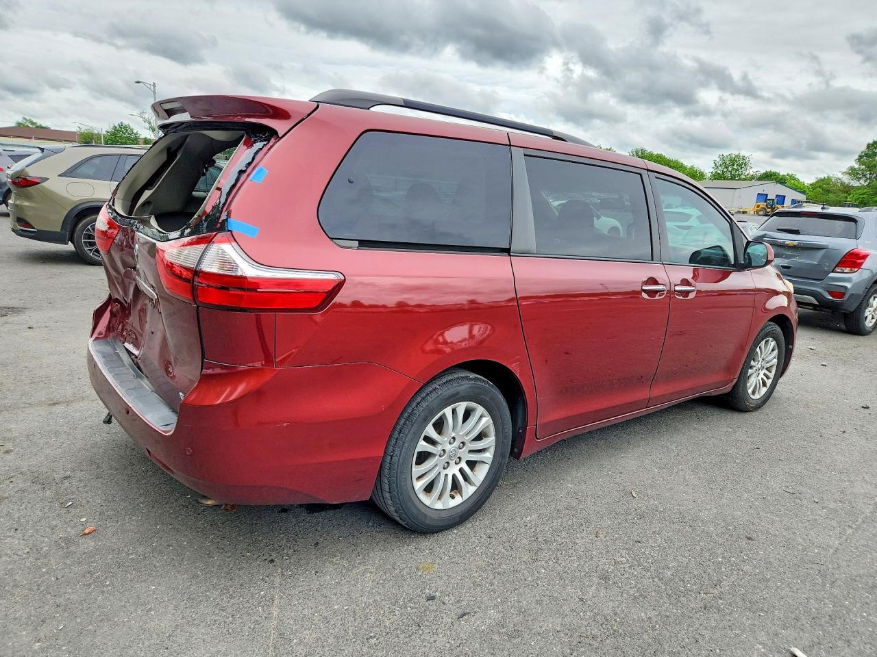 2016 Toyota Sienna Xle 8-Passenger - Фото 3