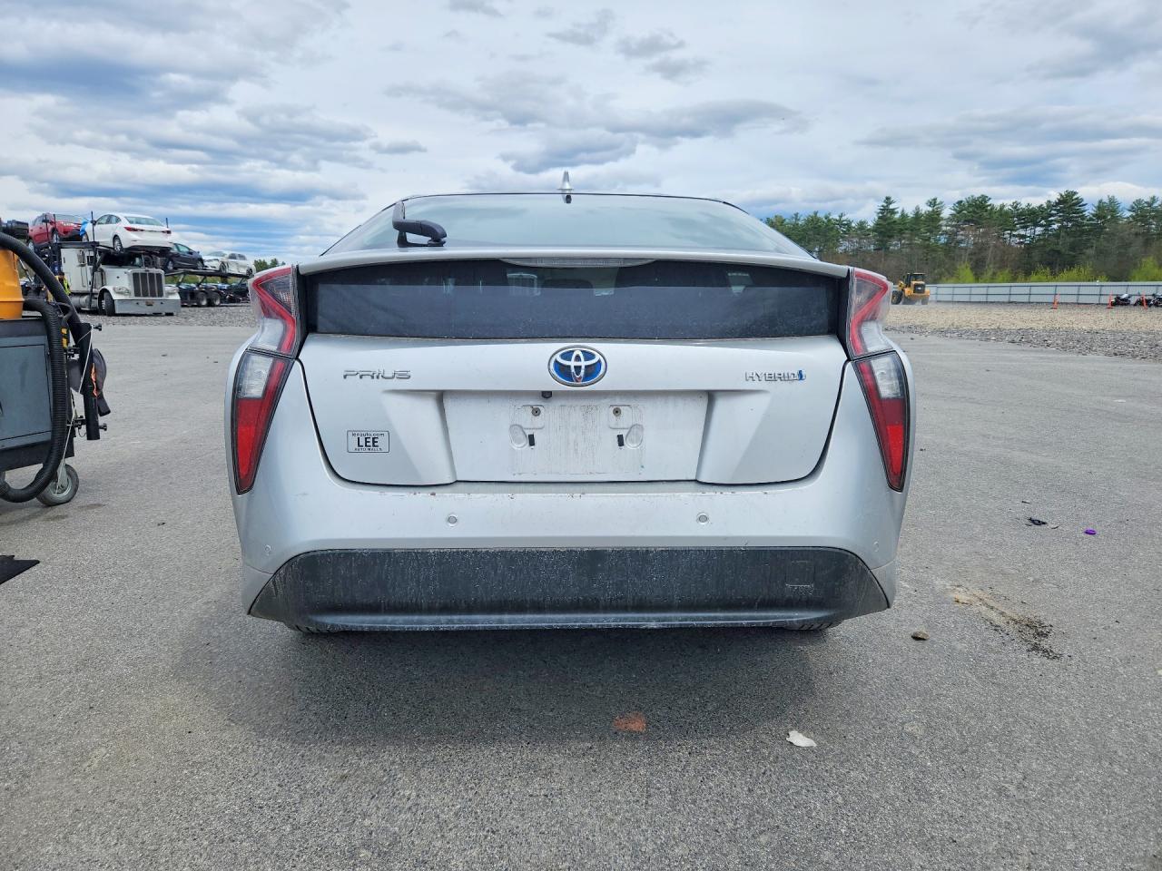 2018 Toyota Prius Three - Фото 6