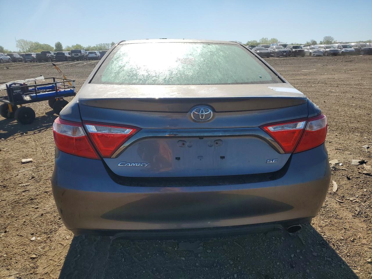 2017 Toyota Camry Se - Фото 6