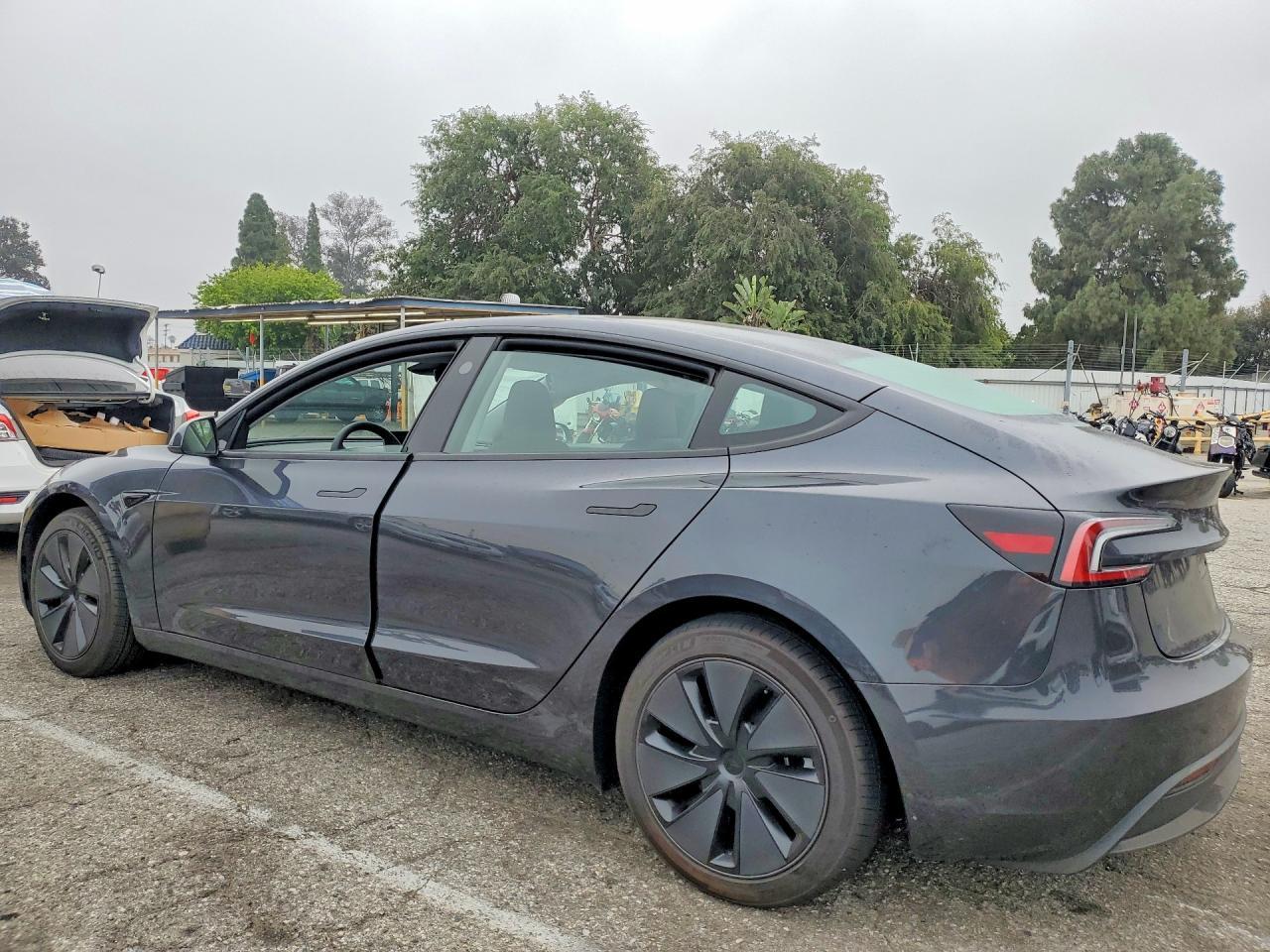 2025 Tesla Model 3 - Фото 2