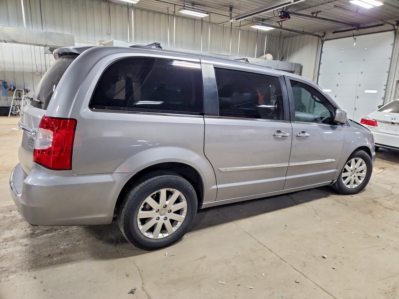 2016 Chrysler Town & Country Touring - Фото 3